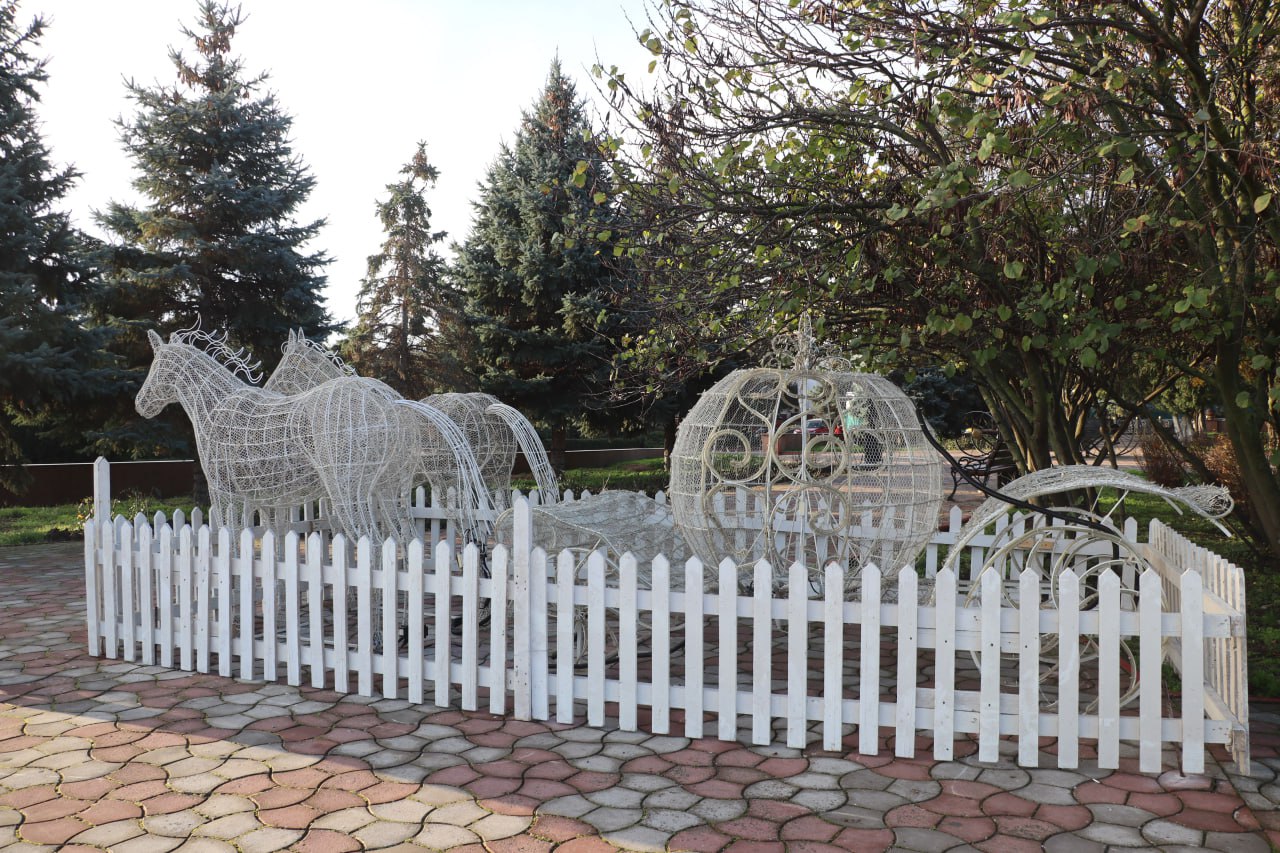 Завершаются последние приготовления к Новому году Завершаются последние приготовления к Новому году