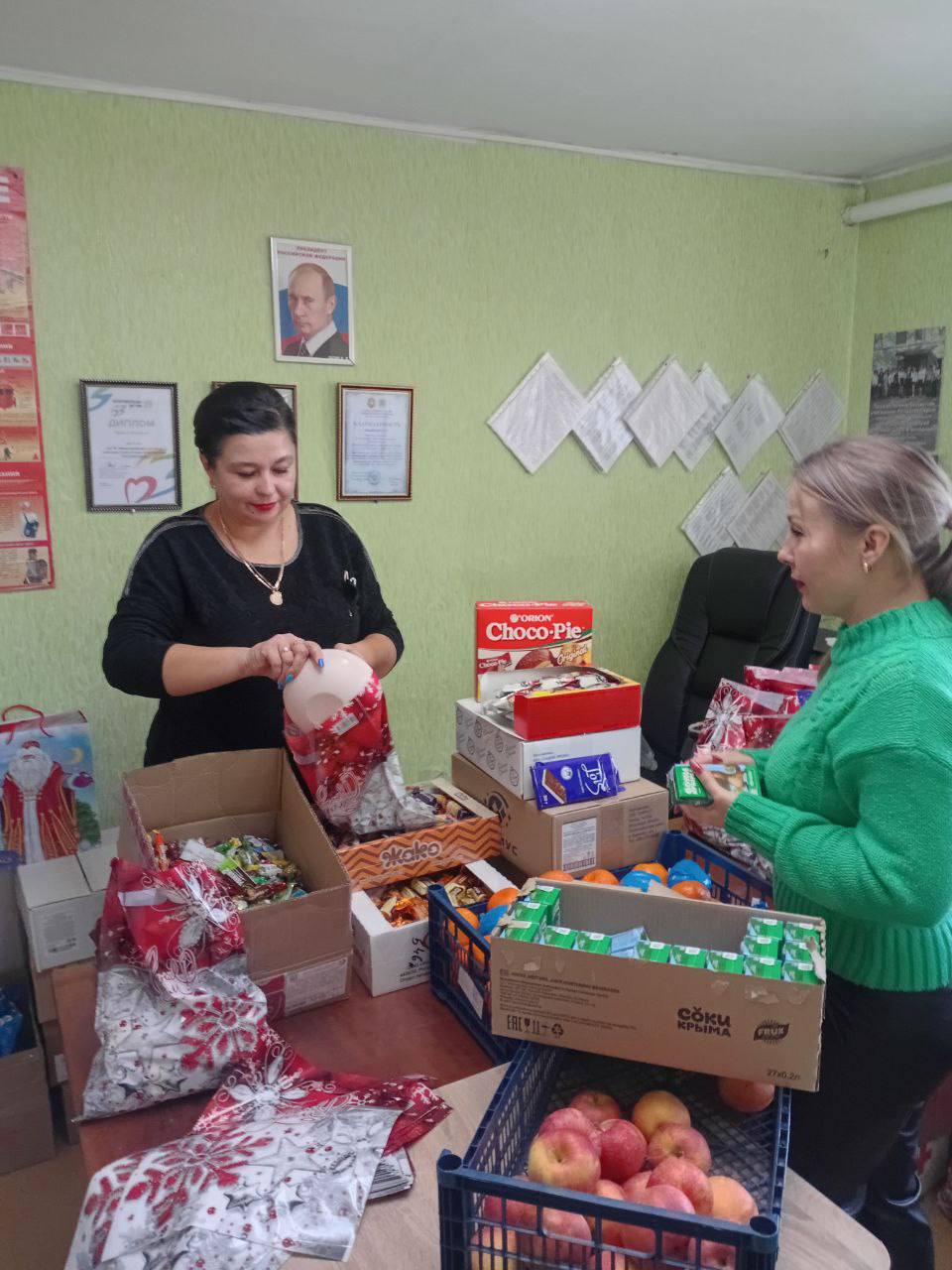 Антон Кравец: В преддверии светлого праздника Дня Святого Николая, который особенно дорог детям Нижнегорский районный центр социальных служб для семьи, детей и молодёжи подводит итоги ежегодной благотворительной акции... Антон Кравец: В преддверии светлого праздника Дня Святого Николая, который особенно дорог детям Нижнегорский районный центр социальных служб для семьи, детей и молодёжи подводит итоги ежегодной благотворительной акции...