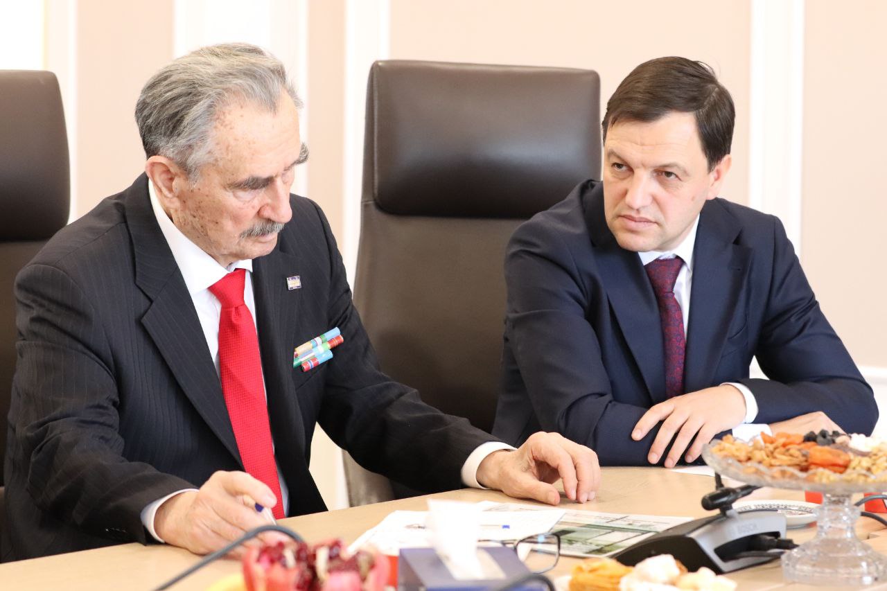 В административном здании Соборной мечети состоялась рабочая встреча иностранных гостей из числа соотечественников из Турции и Узбекистана с членами Координационного совета Съезда депутатов всех уровней из числа крымских... В административном здании Соборной мечети состоялась рабочая встреча иностранных гостей из числа соотечественников из Турции и Узбекистана с членами Координационного совета Съезда депутатов всех уровней из числа крымских...