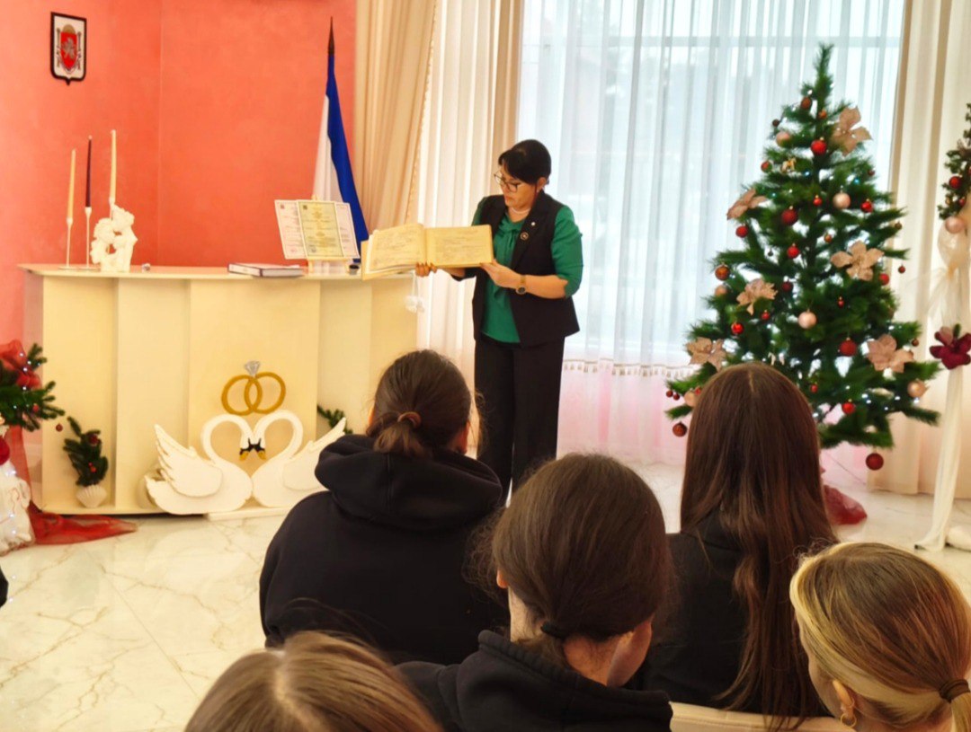 В честь Дня работника органов ЗАГС Российской Федерации, отмечаемого сегодня, 18 декабря, Армянский городской отдел ЗАГС распахнул свои двери для студентов первого курса Института педагогического образования и менеджмента... В честь Дня работника органов ЗАГС Российской Федерации, отмечаемого сегодня, 18 декабря, Армянский городской отдел ЗАГС распахнул свои двери для студентов первого курса Института педагогического образования и менеджмента...