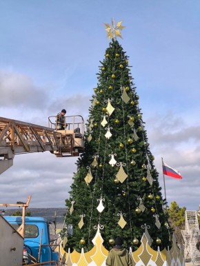 Глава администрации города Бахчисарая Дмитрий Скобликов сообщил, что на площади им. Ленина ведутся заключительные работы по украшению главной новогодней ёлки