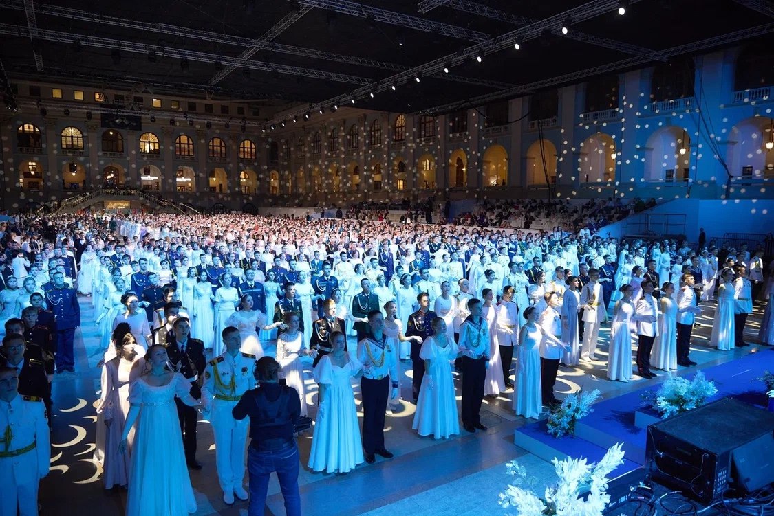 Воспитанники Крымского кадетского корпуса приняли участие в юбилейном Кремлёвском бале в Москве Воспитанники Крымского кадетского корпуса приняли участие в юбилейном Кремлёвском бале в Москве