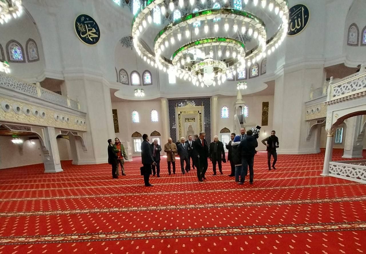 Участники международного «круглого стола» «Развитие связей крымских татар с соотечественниками за рубежом» посетили Соборную мечеть Участники международного «круглого стола» «Развитие связей крымских татар с соотечественниками за рубежом» посетили Соборную мечеть