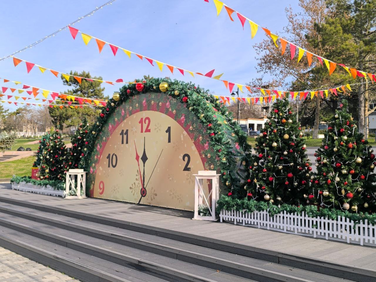 Глава администрации города Бахчисарая Дмитрий Скобликов сообщил, что на площади им. Ленина ведутся заключительные работы по украшению главной новогодней ёлки Глава администрации города Бахчисарая Дмитрий Скобликов сообщил, что на площади им. Ленина ведутся заключительные работы по украшению главной новогодней ёлки