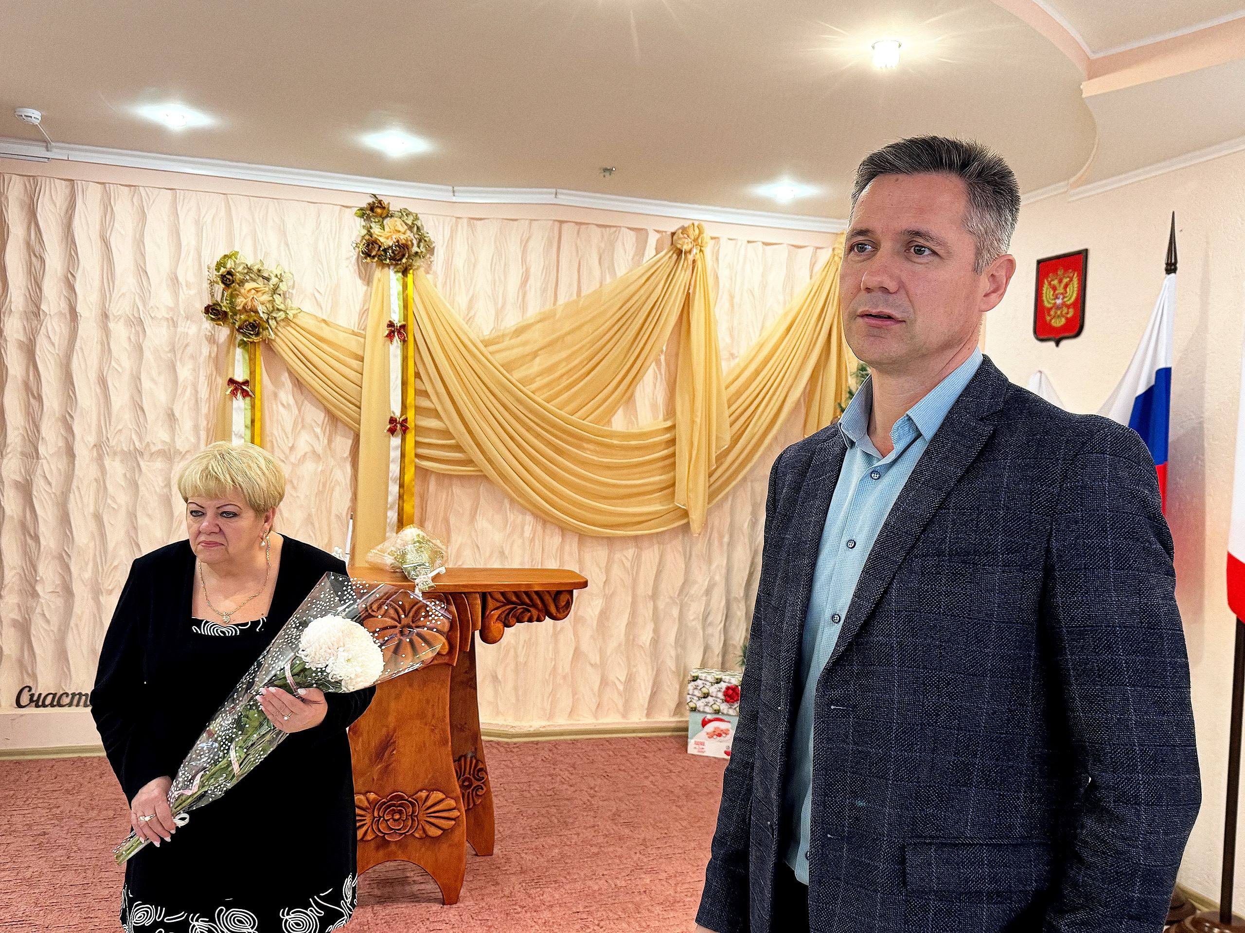 Александр Дудинов: Сегодня вместе с главой муниципального образования Черноморский район Алексеем Шипицыным с особым удовольствием поздравили коллектив Черноморского отдела ЗАГС с их профессиональным праздником! Александр Дудинов: Сегодня вместе с главой муниципального образования Черноморский район Алексеем Шипицыным с особым удовольствием поздравили коллектив Черноморского отдела ЗАГС с их профессиональным праздником!