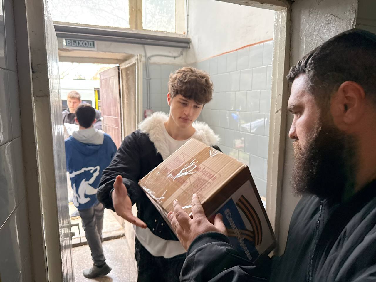 Жители Керчи продолжают демонстрировать единство и поддержку Жители Керчи продолжают демонстрировать единство и поддержку