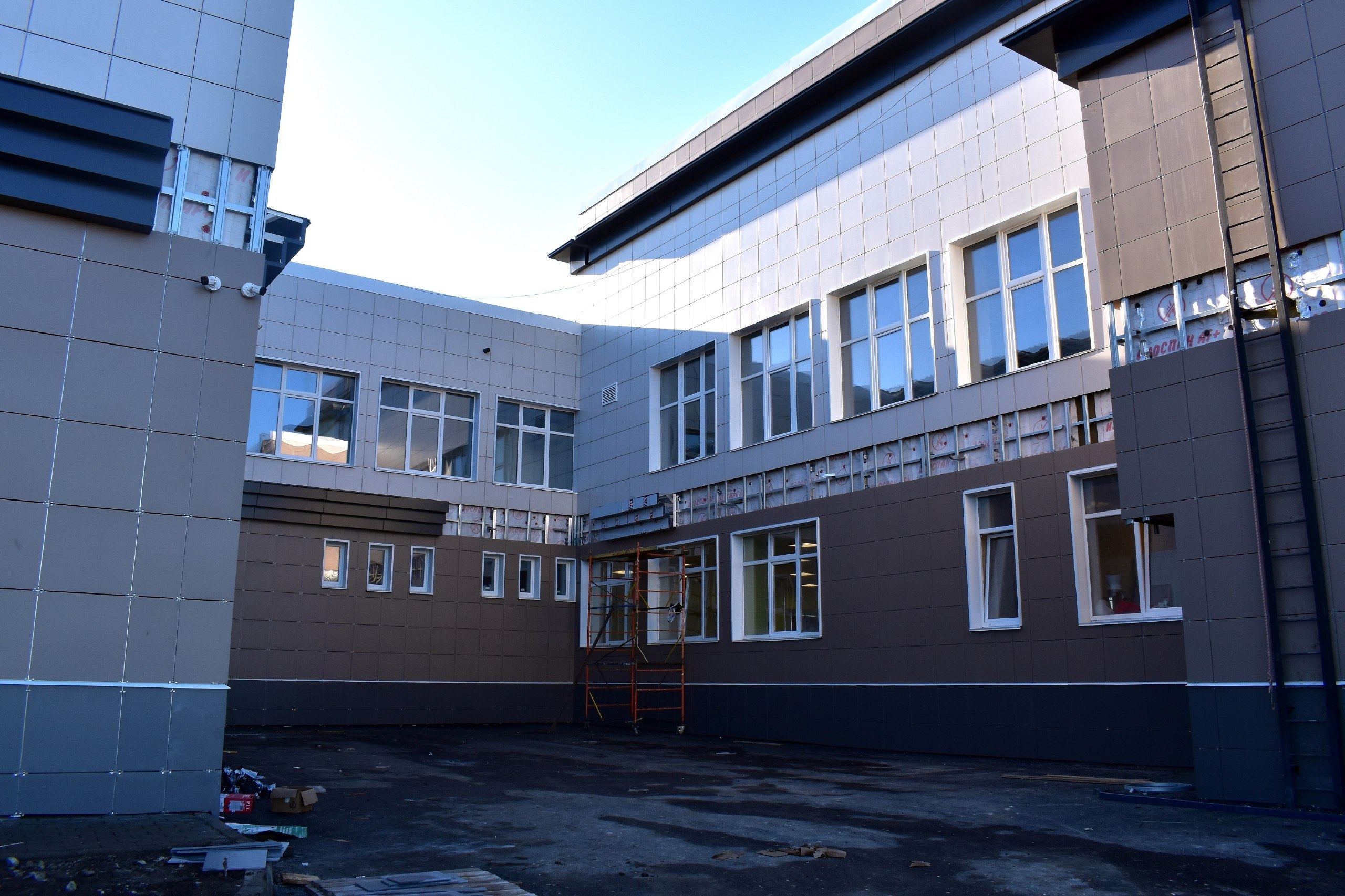 В Новониколаевском микрорайоне Симферополя завершается строительство школы В Новониколаевском микрорайоне Симферополя завершается строительство школы