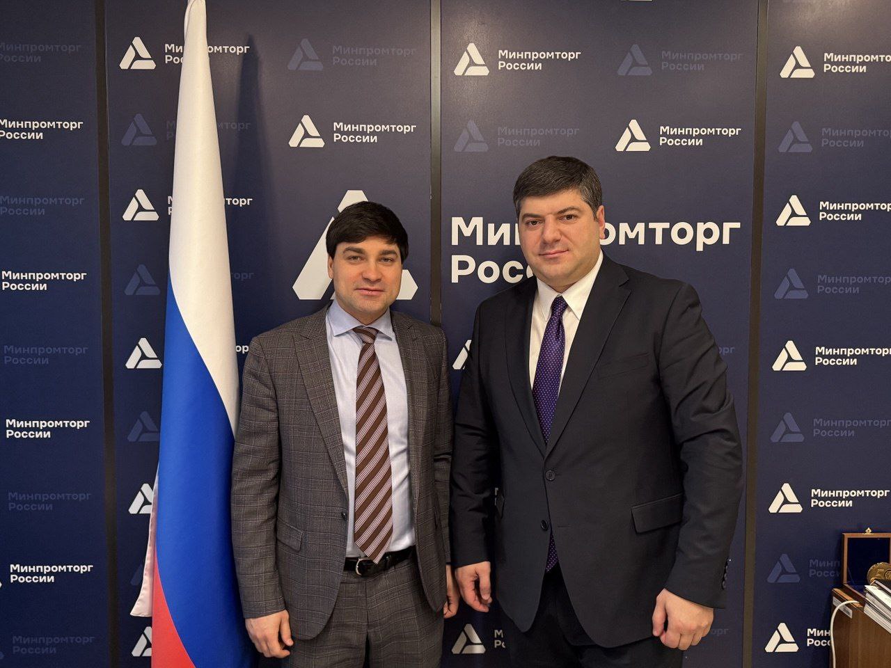 Министр промышленности и торговли Республики Крым Анушаван Агаджанян в ходе рабочей поездки в Москву провёл ряд встреч с заместителями министра промышленности и торговли Российской Федерации Альбертом Каримовым, Романом... Министр промышленности и торговли Республики Крым Анушаван Агаджанян в ходе рабочей поездки в Москву провёл ряд встреч с заместителями министра промышленности и торговли Российской Федерации Альбертом Каримовым, Романом...