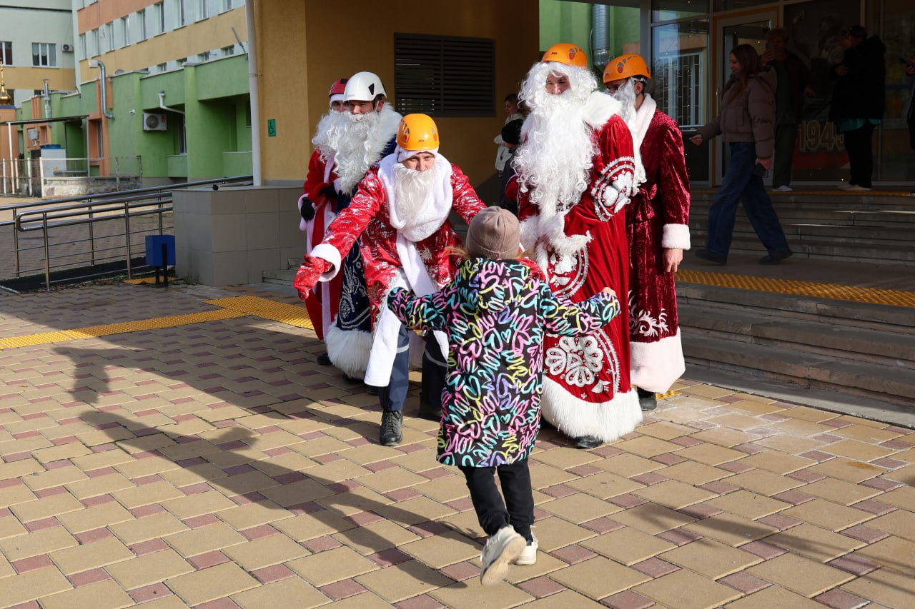 Новогодний десант: спасатели МЧС России и волонтёры создали сказку пациентам Республиканской детской клинической больницы Новогодний десант: спасатели МЧС России и волонтёры создали сказку пациентам Республиканской детской клинической больницы