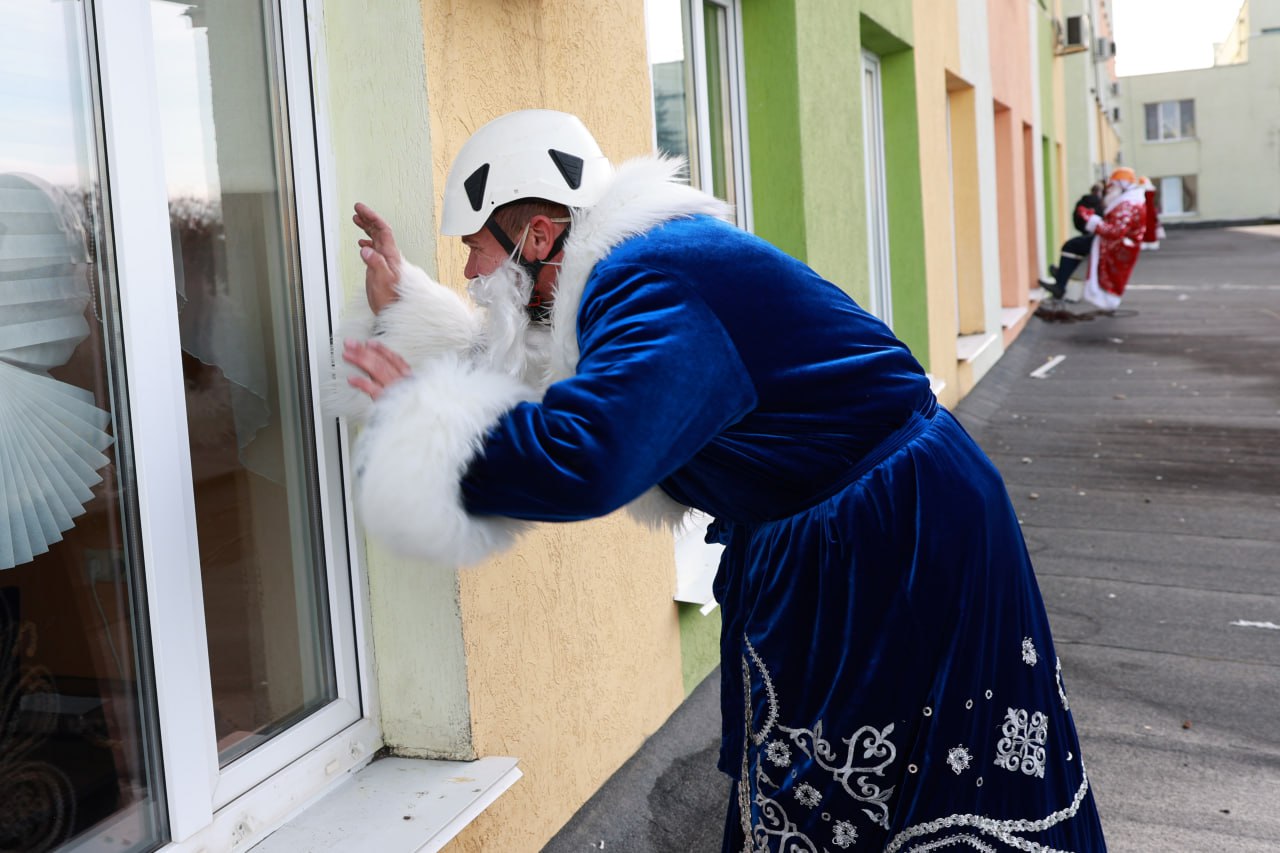 Новогодний десант: спасатели МЧС России и волонтёры создали сказку пациентам Республиканской детской клинической больницы Новогодний десант: спасатели МЧС России и волонтёры создали сказку пациентам Республиканской детской клинической больницы