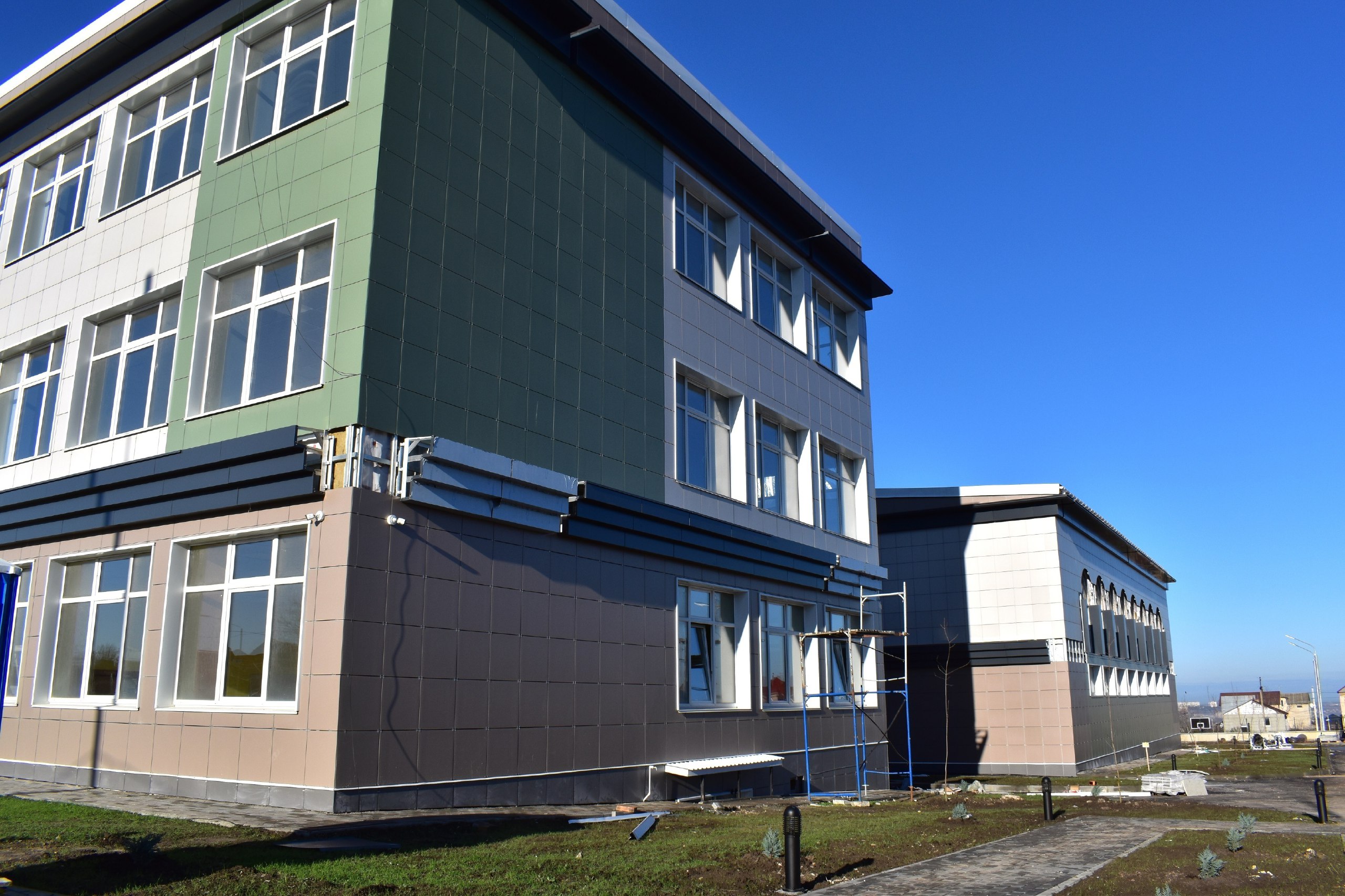 В Новониколаевском микрорайоне Симферополя завершается строительство школы В Новониколаевском микрорайоне Симферополя завершается строительство школы