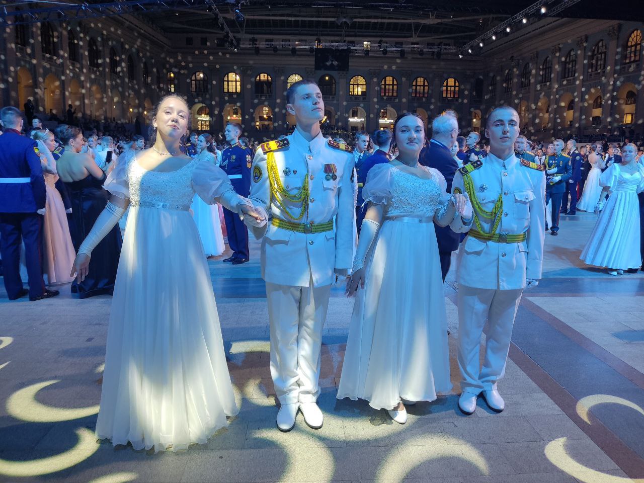 Воспитанники Крымского кадетского корпуса приняли участие в юбилейном Кремлёвском бале в Москве Воспитанники Крымского кадетского корпуса приняли участие в юбилейном Кремлёвском бале в Москве