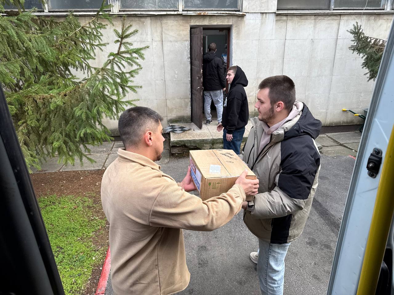 Жители Керчи продолжают демонстрировать единство и поддержку Жители Керчи продолжают демонстрировать единство и поддержку