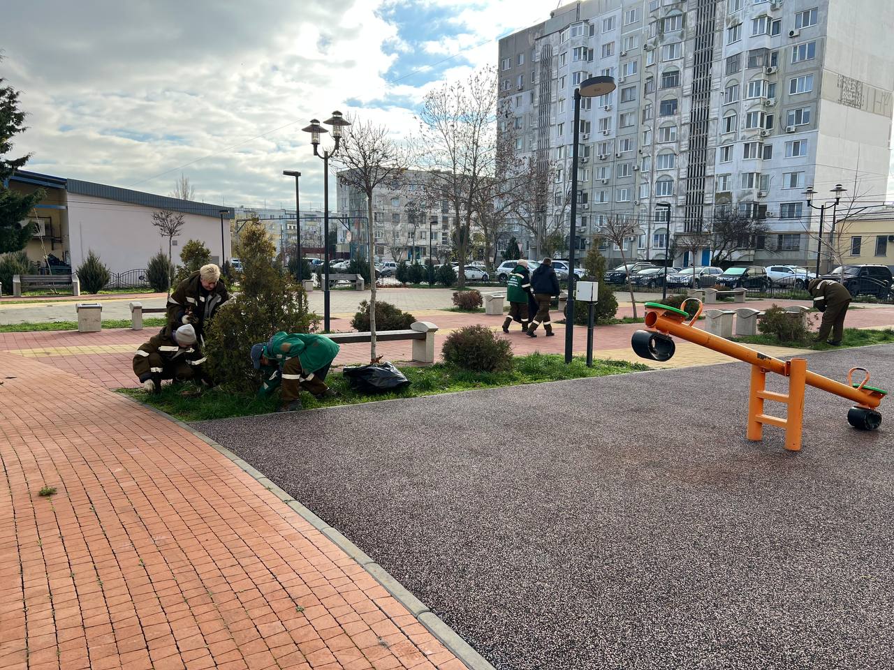 В сквере на Таврической площади проводят обрезку кустарников и обкопку деревьев В сквере на Таврической площади проводят обрезку кустарников и обкопку деревьев