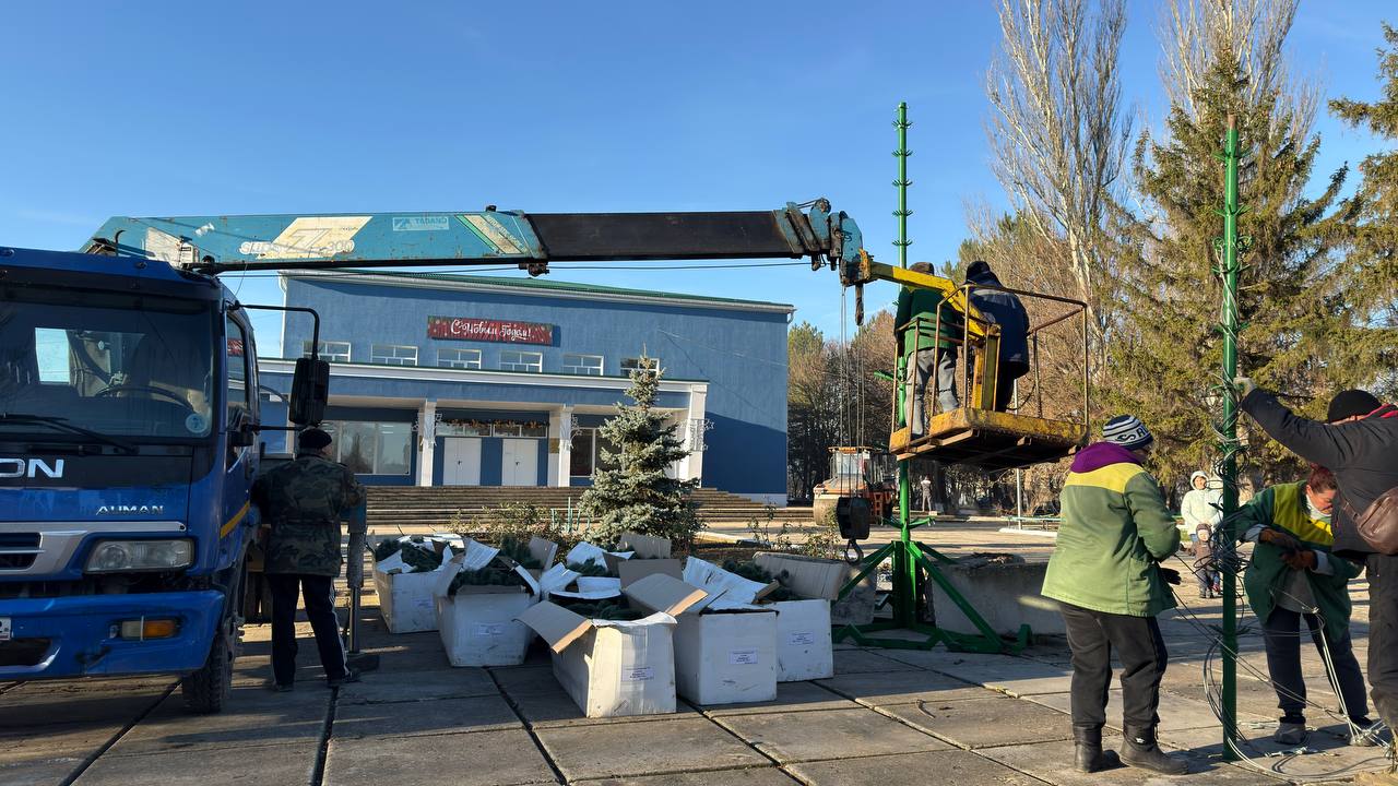 Антон Кравец: Начался монтаж главной елки района Антон Кравец: Начался монтаж главной елки района