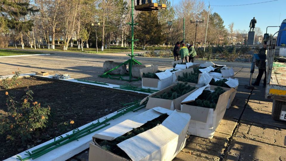 Антон Кравец: Начался монтаж главной елки района Антон Кравец: Начался монтаж главной елки района
