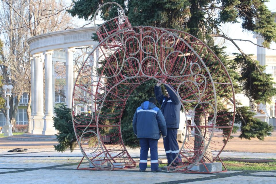 Завершаются последние приготовления к Новому году Завершаются последние приготовления к Новому году