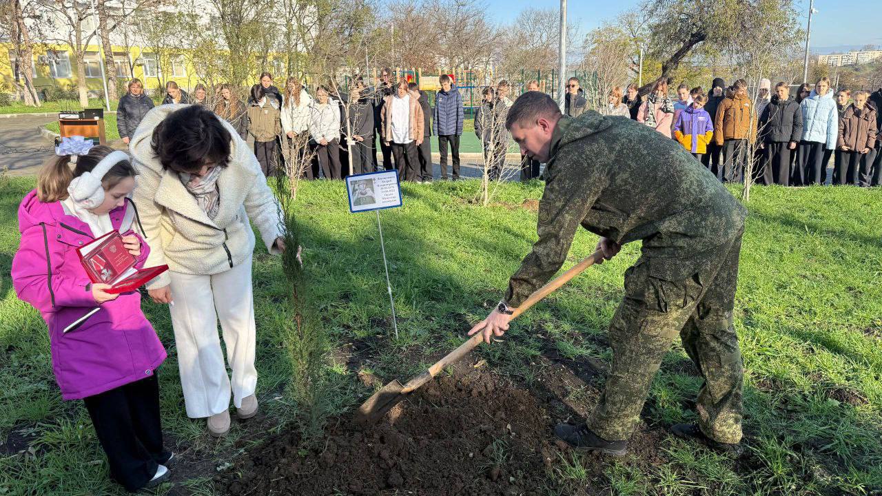 Живой памятник: в школе №41 отрыли «Аллею Памяти» в честь героев-земляков Живой памятник: в школе №41 отрыли «Аллею Памяти» в честь героев-земляков