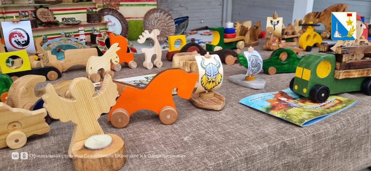 Новогоднюю ярмарку в Севастополе в этом году открыли в Казачьей бухте Новогоднюю ярмарку в Севастополе в этом году открыли в Казачьей бухте