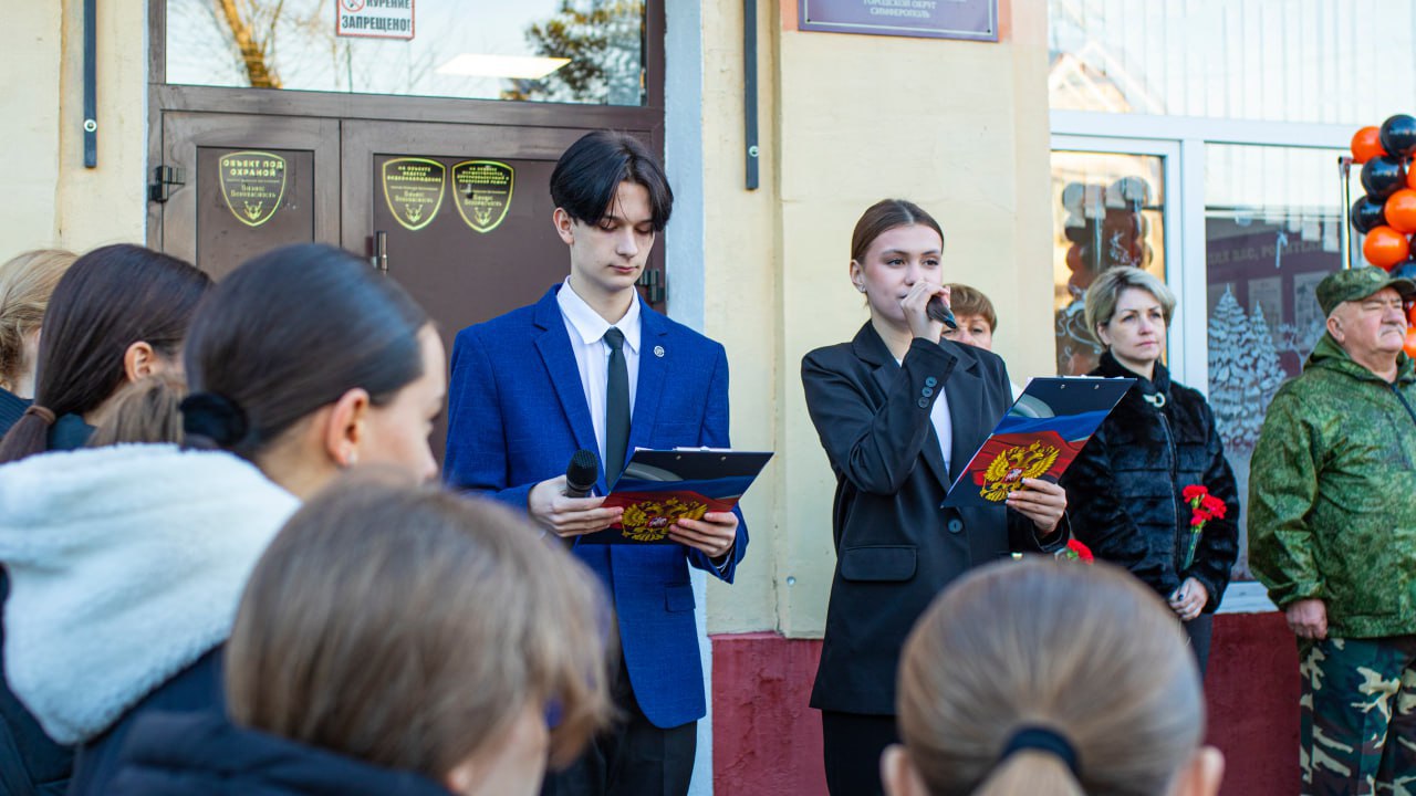 В Симферополе открыли мемориальную доску в память о Герое Советского Союза Валентине Андреевиче Карлове В Симферополе открыли мемориальную доску в память о Герое Советского Союза Валентине Андреевиче Карлове
