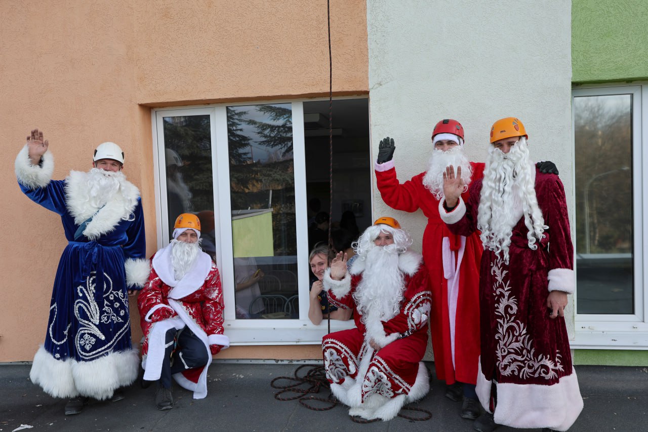 Новогодний десант: спасатели МЧС России и волонтёры создали сказку пациентам Республиканской детской клинической больницы Новогодний десант: спасатели МЧС России и волонтёры создали сказку пациентам Республиканской детской клинической больницы