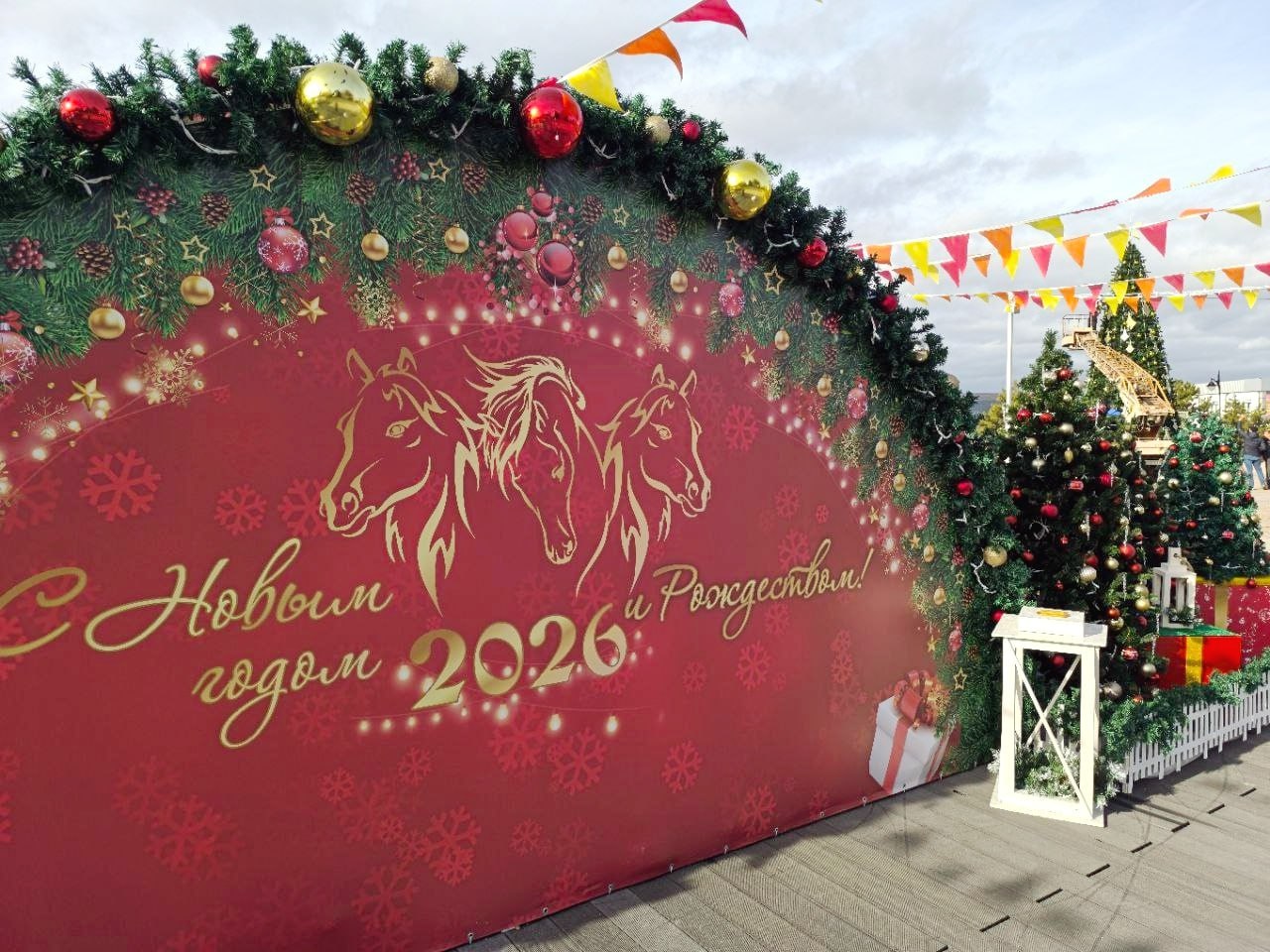 Глава администрации города Бахчисарая Дмитрий Скобликов сообщил, что на площади им. Ленина ведутся заключительные работы по украшению главной новогодней ёлки Глава администрации города Бахчисарая Дмитрий Скобликов сообщил, что на площади им. Ленина ведутся заключительные работы по украшению главной новогодней ёлки