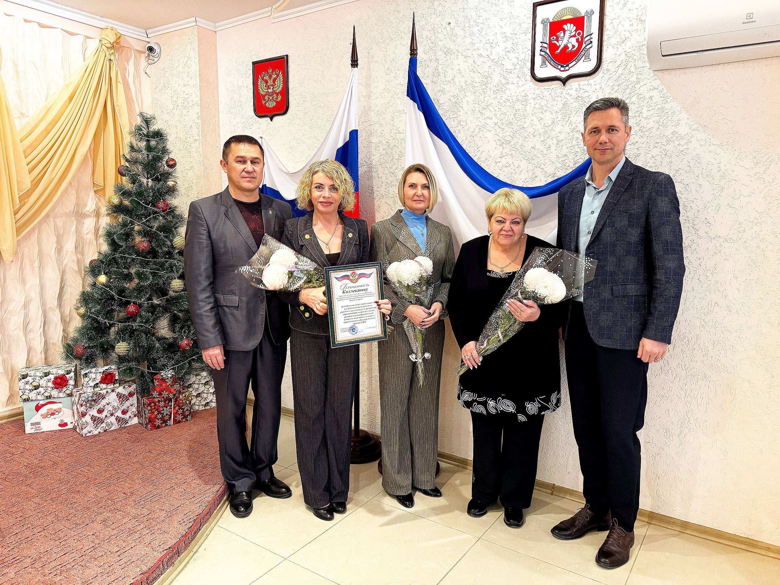 Александр Дудинов: Сегодня вместе с главой муниципального образования Черноморский район Алексеем Шипицыным с особым удовольствием поздравили коллектив Черноморского отдела ЗАГС с их профессиональным праздником!