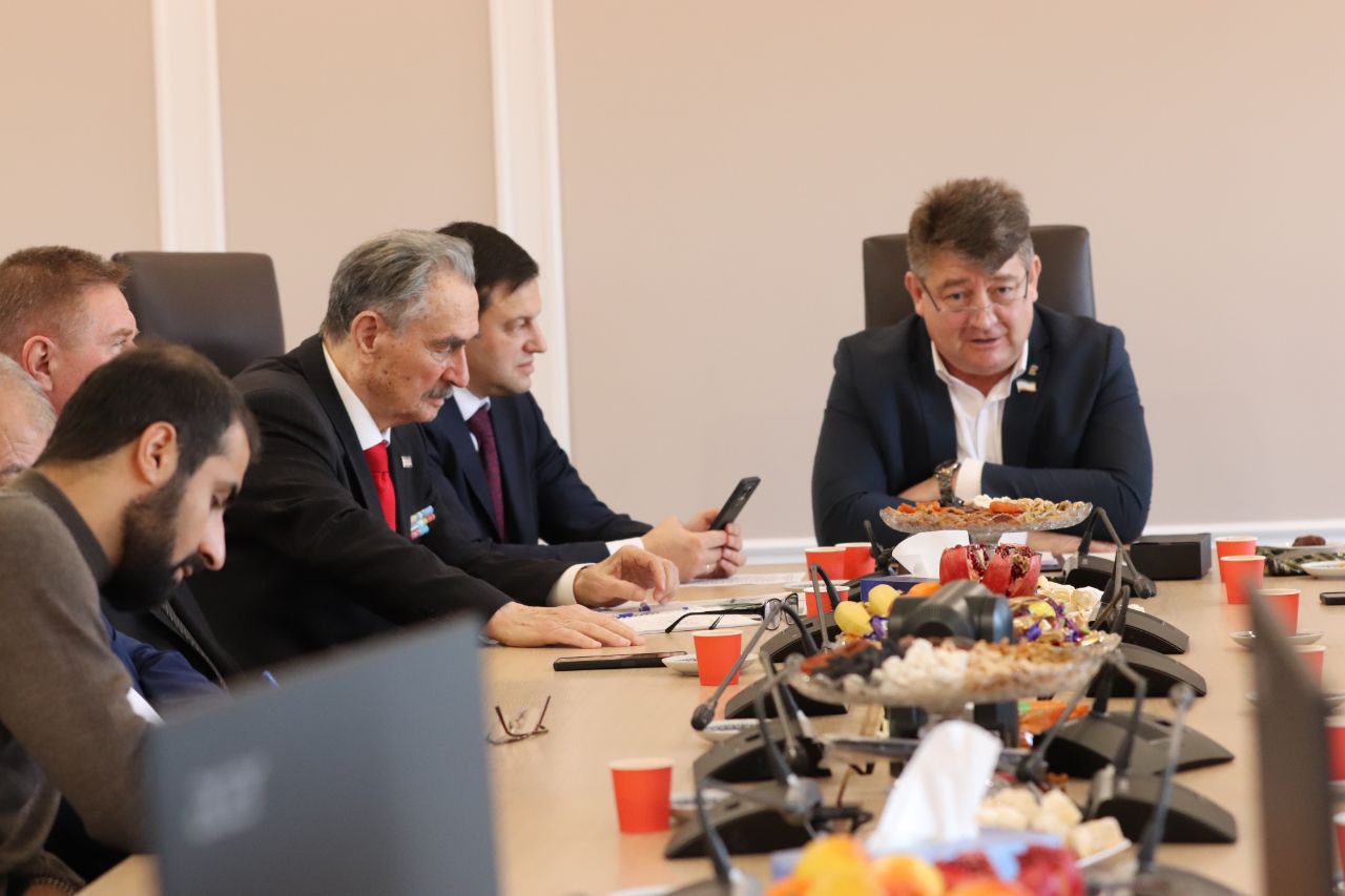 В административном здании Соборной мечети состоялась рабочая встреча иностранных гостей из числа соотечественников из Турции и Узбекистана с членами Координационного совета Съезда депутатов всех уровней из числа крымских... В административном здании Соборной мечети состоялась рабочая встреча иностранных гостей из числа соотечественников из Турции и Узбекистана с членами Координационного совета Съезда депутатов всех уровней из числа крымских...