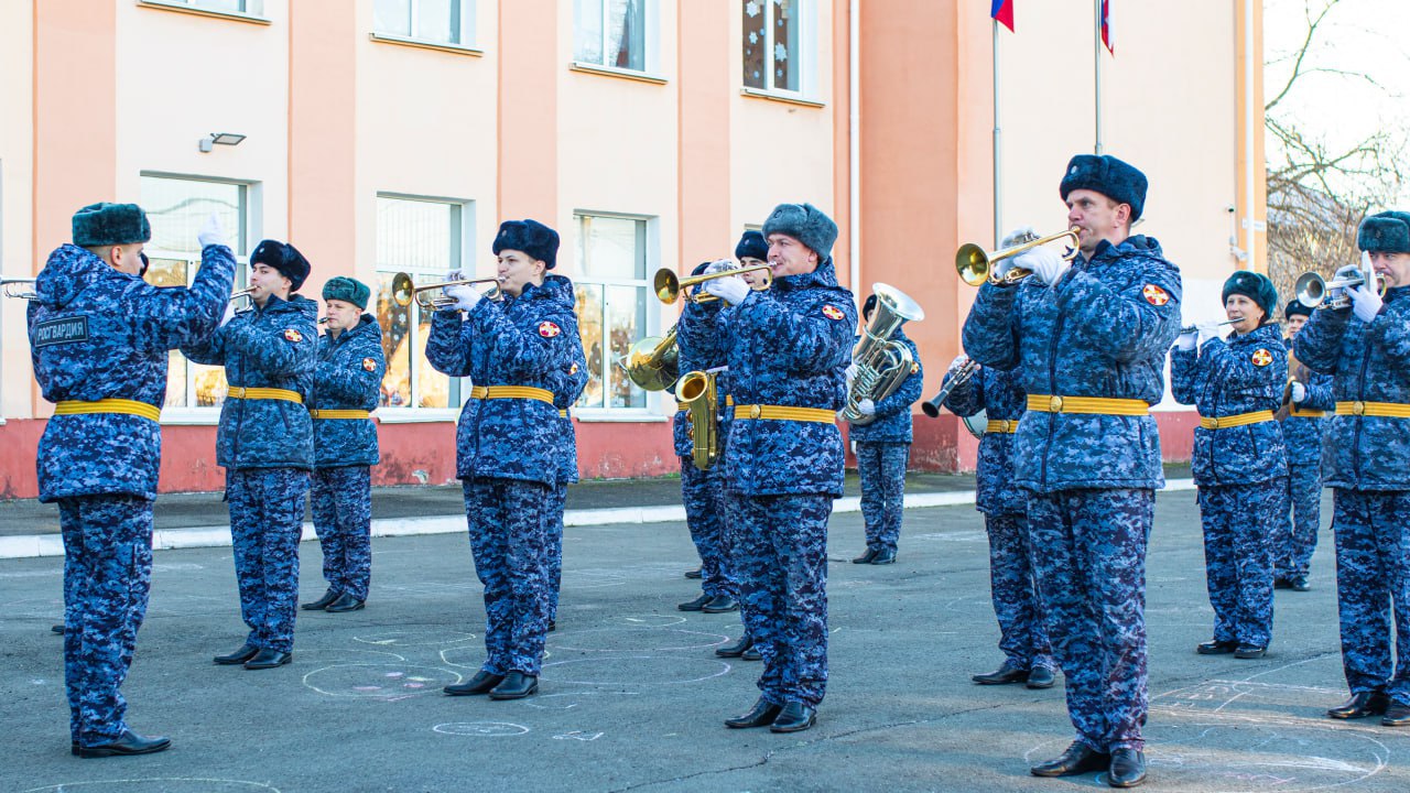 В Симферополе открыли мемориальную доску в память о Герое Советского Союза Валентине Андреевиче Карлове В Симферополе открыли мемориальную доску в память о Герое Советского Союза Валентине Андреевиче Карлове