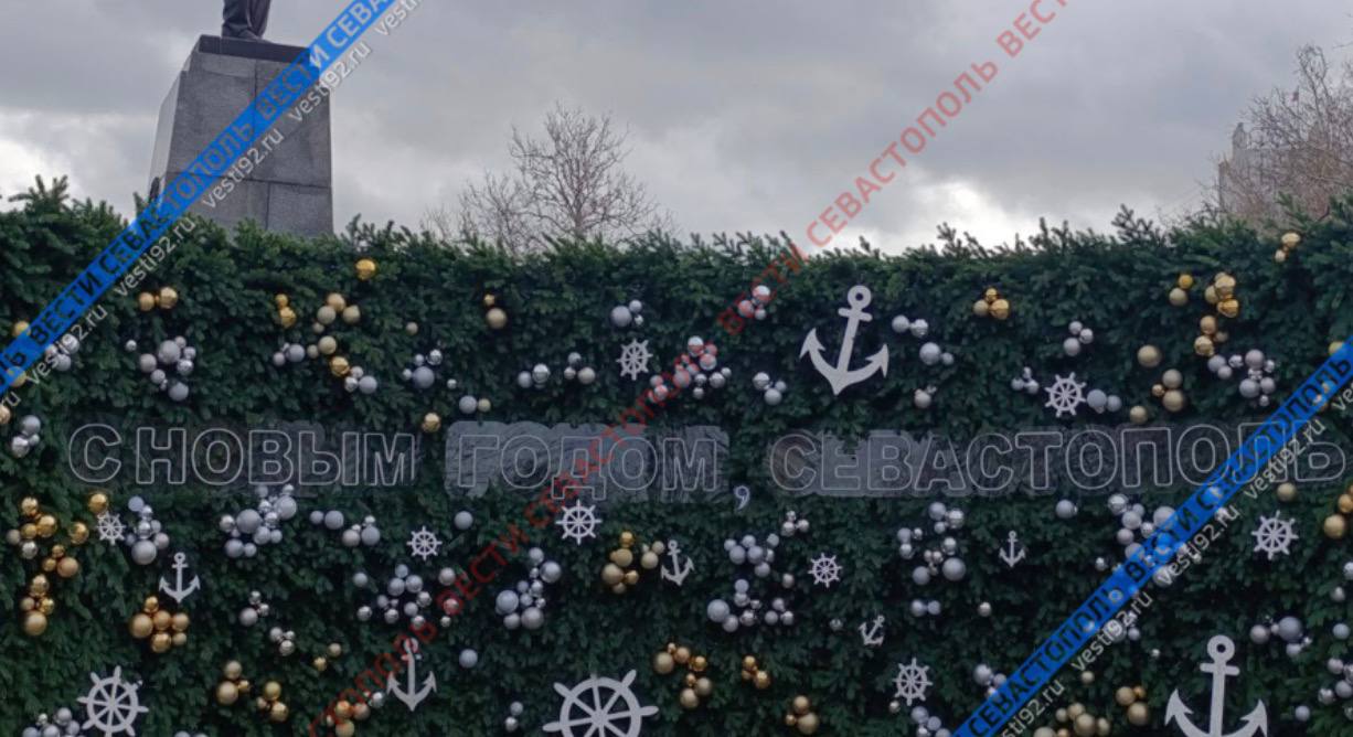 Сегодня центр Севастополя украшали к Новому году Сегодня центр Севастополя украшали к Новому году