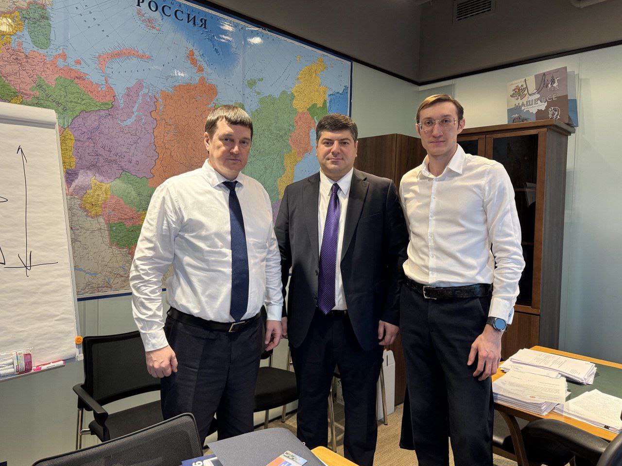 Министр промышленности и торговли Республики Крым Анушаван Агаджанян в ходе рабочей поездки в Москву провёл ряд встреч с заместителями министра промышленности и торговли Российской Федерации Альбертом Каримовым, Романом... Министр промышленности и торговли Республики Крым Анушаван Агаджанян в ходе рабочей поездки в Москву провёл ряд встреч с заместителями министра промышленности и торговли Российской Федерации Альбертом Каримовым, Романом...