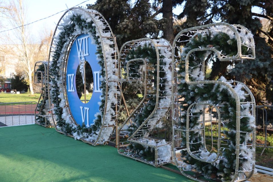 Завершаются последние приготовления к Новому году Завершаются последние приготовления к Новому году