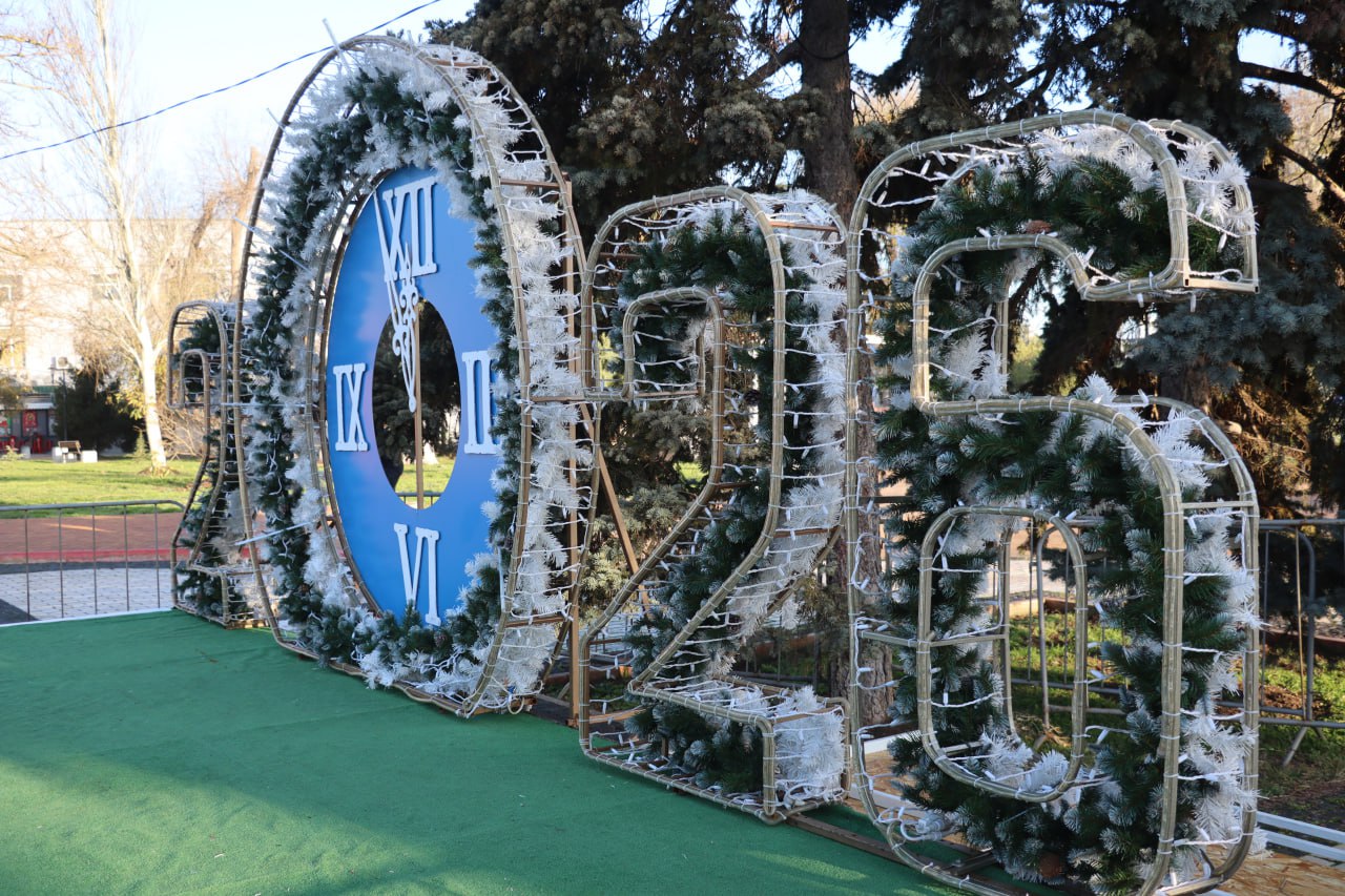 Завершаются последние приготовления к Новому году Завершаются последние приготовления к Новому году