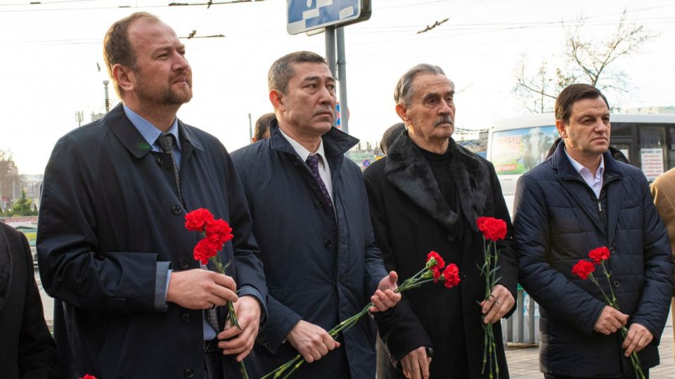 В рамках Международного круглого стола по вопросам развития связей крымских татар с соотечественниками за рубежом состоялось возложение цветов к памятнику дважды Героя Советского Союза Амет-Хана Султана В рамках Международного круглого стола по вопросам развития связей крымских татар с соотечественниками за рубежом состоялось возложение цветов к памятнику дважды Героя Советского Союза Амет-Хана Султана