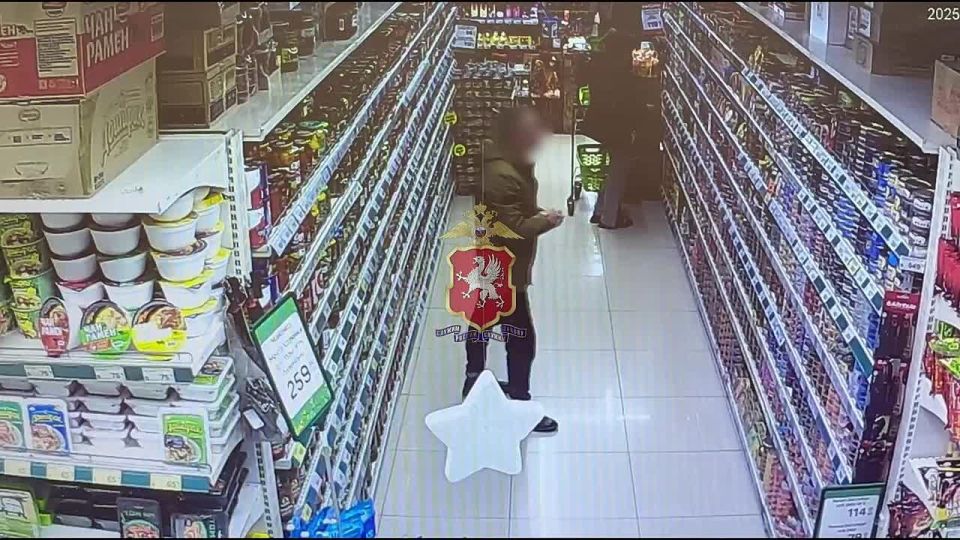 В Севастополе полицейские задержали местного жителя, который пытался украсть из магазина продукты питания и алкоголь