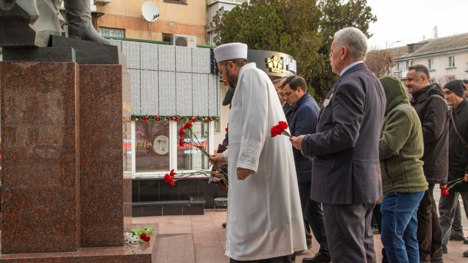 В рамках Международного круглого стола по вопросам развития связей крымских татар с соотечественниками за рубежом состоялось возложение цветов к памятнику дважды Героя Советского Союза Амет-Хана Султана В рамках Международного круглого стола по вопросам развития связей крымских татар с соотечественниками за рубежом состоялось возложение цветов к памятнику дважды Героя Советского Союза Амет-Хана Султана