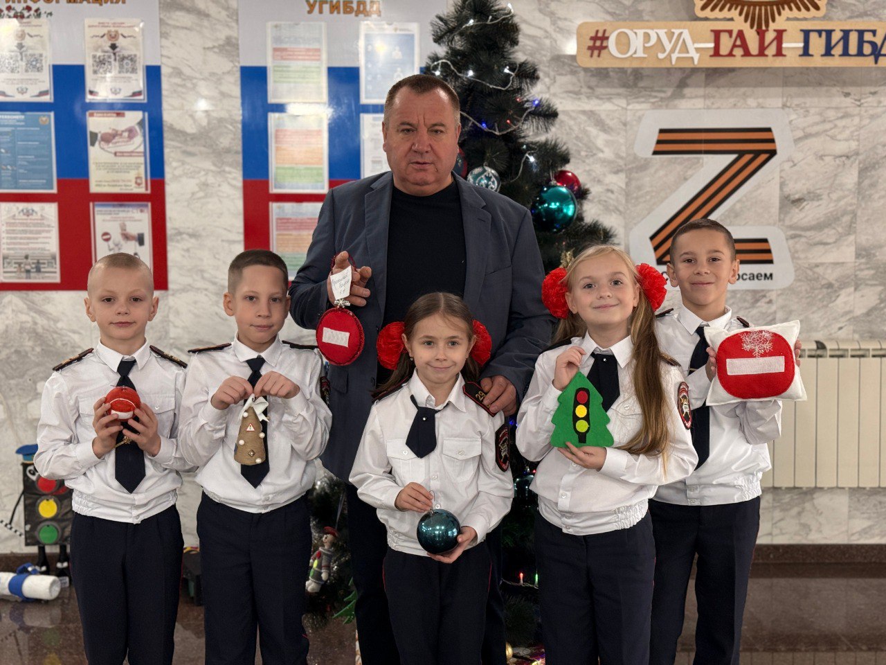 В Госавтоинспекции засияла ёлка Правил дорожного движения! В Госавтоинспекции засияла ёлка Правил дорожного движения!