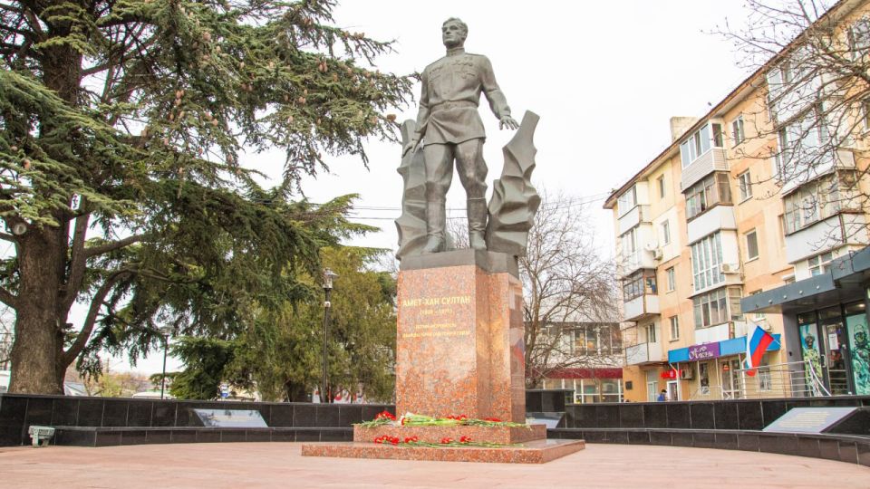 В рамках Международного круглого стола по вопросам развития связей крымских татар с соотечественниками за рубежом состоялось возложение цветов к памятнику дважды Героя Советского Союза Амет-Хана Султана В рамках Международного круглого стола по вопросам развития связей крымских татар с соотечественниками за рубежом состоялось возложение цветов к памятнику дважды Героя Советского Союза Амет-Хана Султана