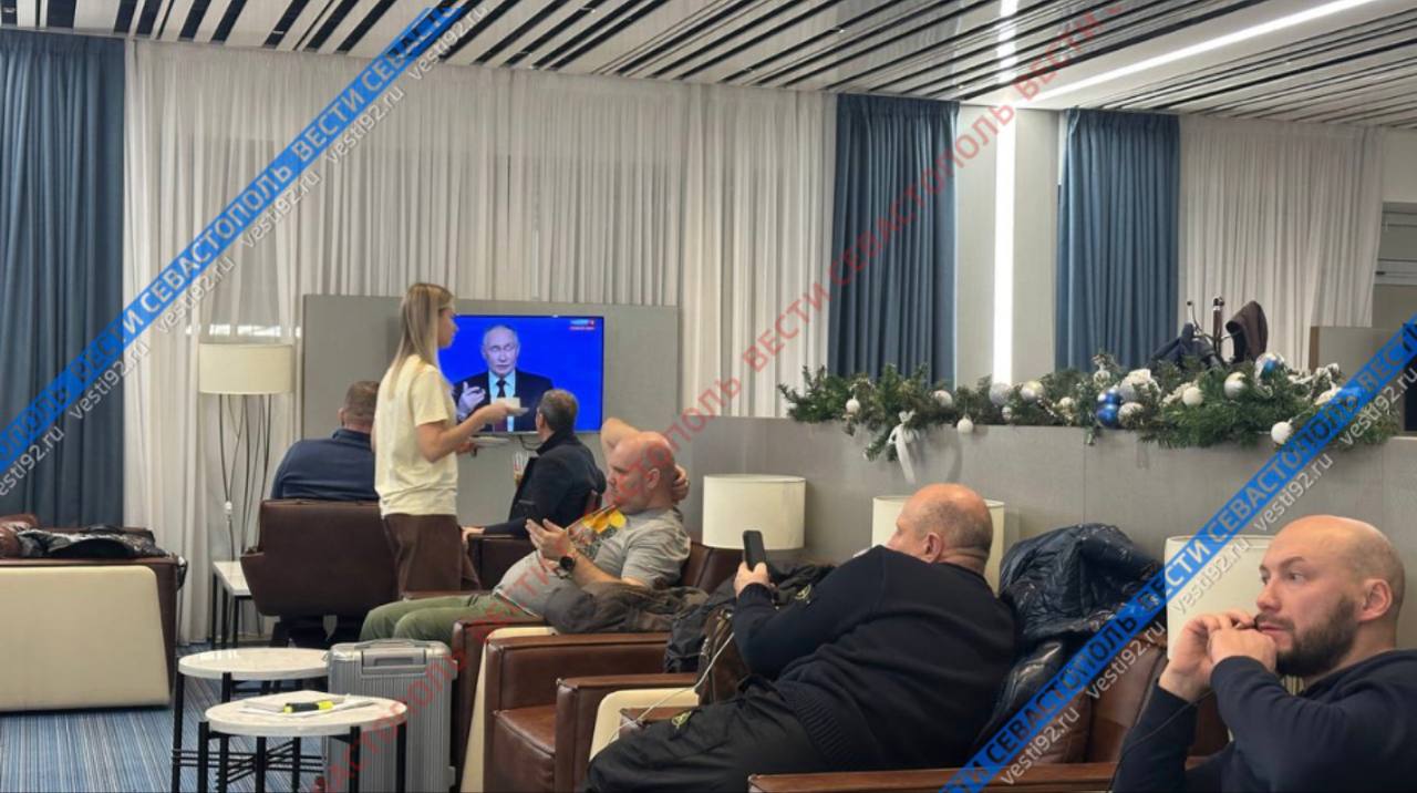 В аэропорту Краснодара также смотрят программу «Итоги года с Владимиром Путиным» В аэропорту Краснодара также смотрят программу «Итоги года с Владимиром Путиным»