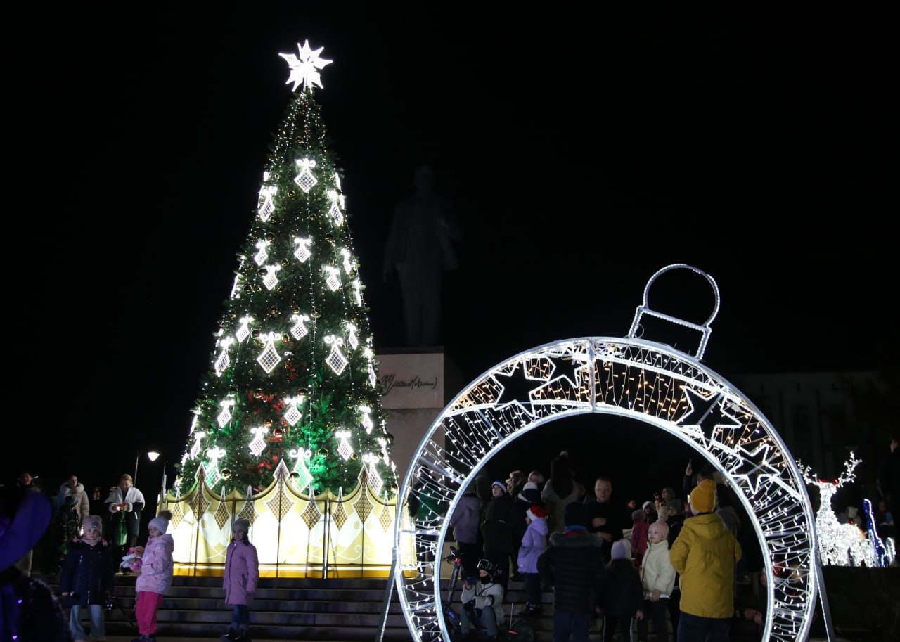 Дмитрий Скобликов: В День святителя Николая Чудотворца в Бахчисарае открыли главную городскую ёлку Дмитрий Скобликов: В День святителя Николая Чудотворца в Бахчисарае открыли главную городскую ёлку