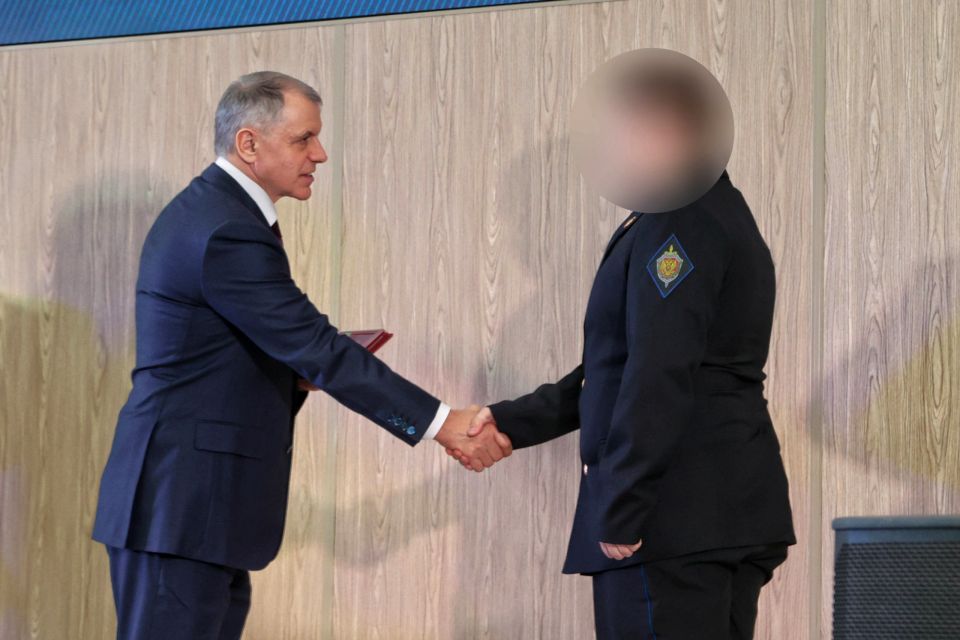 Владимир Константинов: В честь Дня работников органов безопасности России наградил личный состав Управления ФСБ по Республике Крым и г. Севастополю Владимир Константинов: В честь Дня работников органов безопасности России наградил личный состав Управления ФСБ по Республике Крым и г. Севастополю