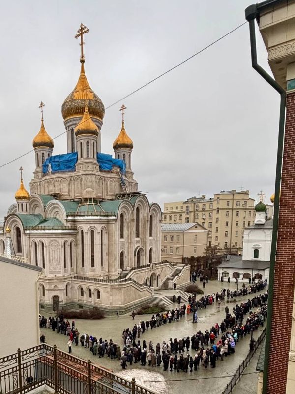 В Сретенский монастырь принесен ковчег с частицей мощей святителя Луки Крымского из Свято-Троицкого женского монастыря Симферополя В Сретенский монастырь принесен ковчег с частицей мощей святителя Луки Крымского из Свято-Троицкого женского монастыря Симферополя