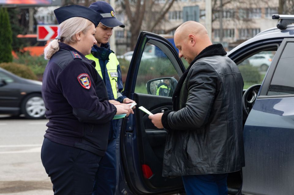 Шаг на пути к победе над коррупцией: в Симферополе сотрудники полиции провели профилактическую акцию
