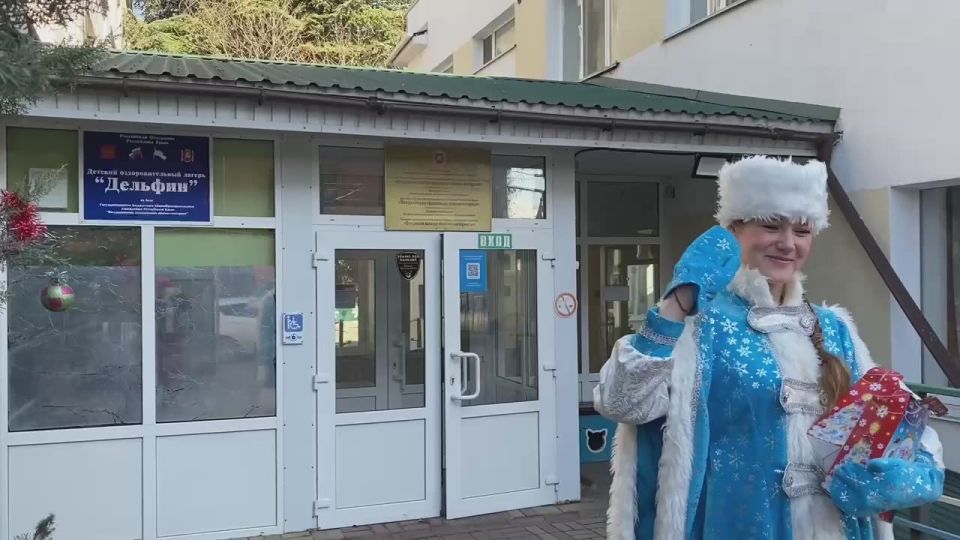 В День Святителя Николая с Дедом Морозом и Снегурочкой совместно с заместителем главы города Феодосии Юлией Сергеевной Филатовой отвезли сладкие подарки для детей в Феодосийскую специальную школу-интернат