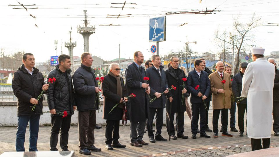 В рамках Международного круглого стола по вопросам развития связей крымских татар с соотечественниками за рубежом состоялось возложение цветов к памятнику дважды Героя Советского Союза Амет-Хана Султана В рамках Международного круглого стола по вопросам развития связей крымских татар с соотечественниками за рубежом состоялось возложение цветов к памятнику дважды Героя Советского Союза Амет-Хана Султана