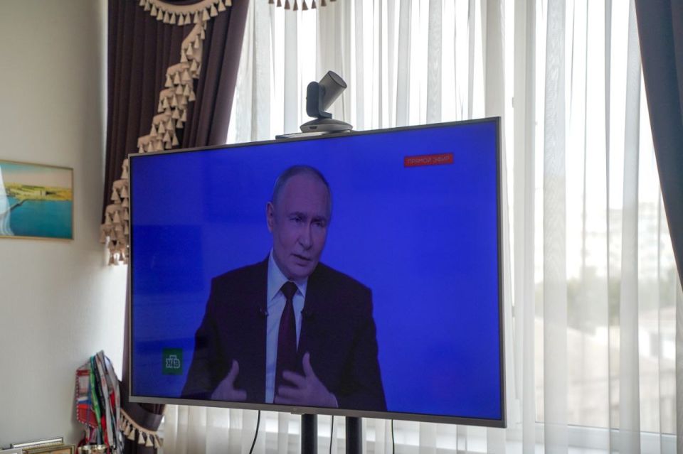 В эти часы сотрудники Министерства промышленности и торговли Республики Крым вместе со всей страной внимают словам Президента Российской Федерации в рамках программы «Итоги года с Президентом» В эти часы сотрудники Министерства промышленности и торговли Республики Крым вместе со всей страной внимают словам Президента Российской Федерации в рамках программы «Итоги года с Президентом»