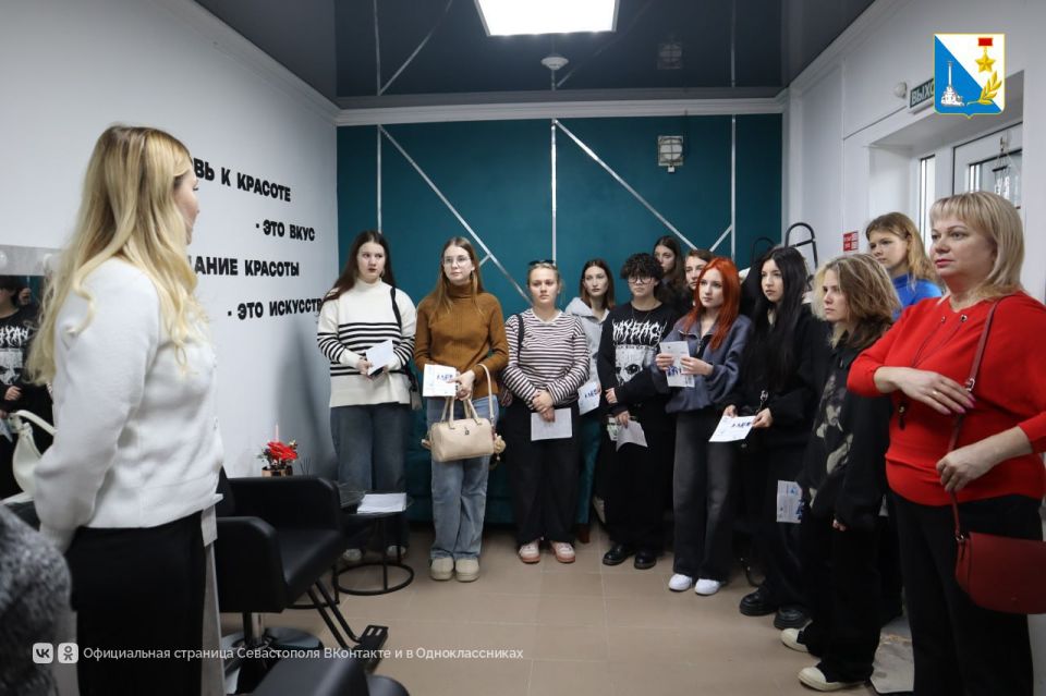 Кадровый центр «Работа России» организовал профэкскурсию для студенток художественного колледжа Кадровый центр «Работа России» организовал профэкскурсию для студенток художественного колледжа