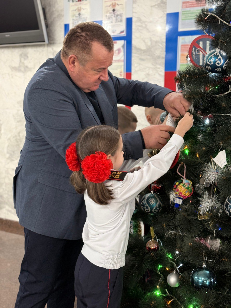 В Госавтоинспекции засияла ёлка Правил дорожного движения! В Госавтоинспекции засияла ёлка Правил дорожного движения!