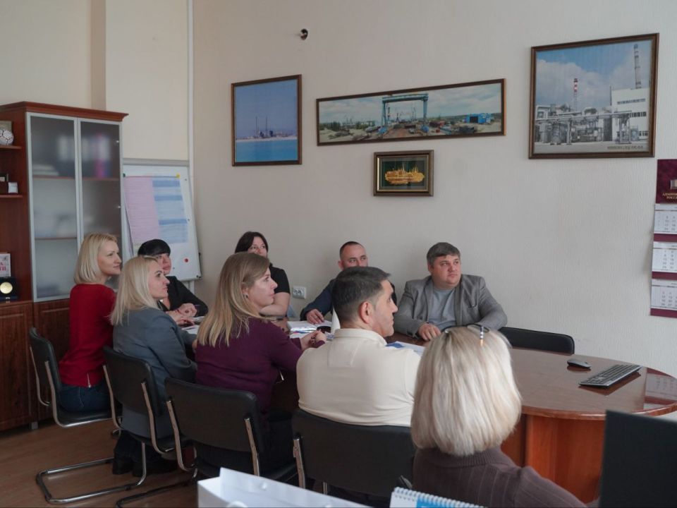 В эти часы сотрудники Министерства промышленности и торговли Республики Крым вместе со всей страной внимают словам Президента Российской Федерации в рамках программы «Итоги года с Президентом» В эти часы сотрудники Министерства промышленности и торговли Республики Крым вместе со всей страной внимают словам Президента Российской Федерации в рамках программы «Итоги года с Президентом»