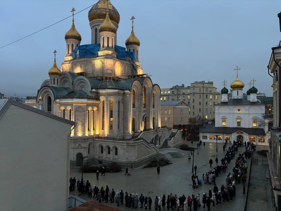 В Сретенский монастырь принесен ковчег с частицей мощей святителя Луки Крымского из Свято-Троицкого женского монастыря Симферополя В Сретенский монастырь принесен ковчег с частицей мощей святителя Луки Крымского из Свято-Троицкого женского монастыря Симферополя